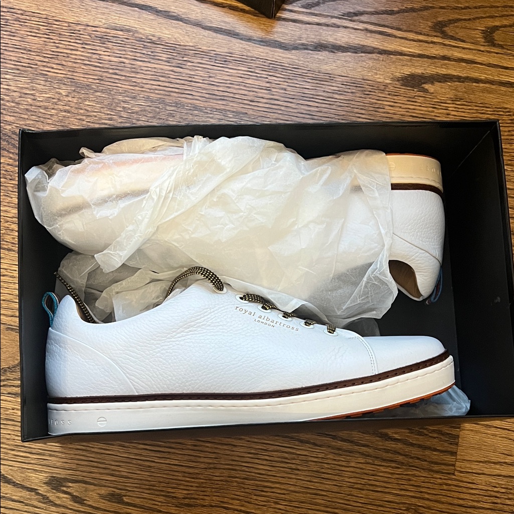Spikeless White Leather Golf Shoes